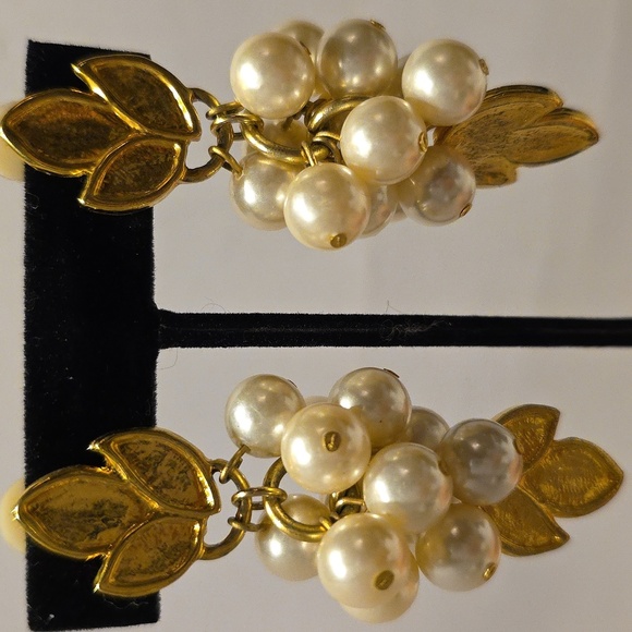 Vintage Elegant Gold and Pearl Cluster Drop Clipon Earrings 2.5 Inches Long - Picture 3 of 4